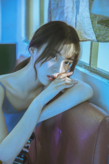 中出不戴胸罩的女邻居